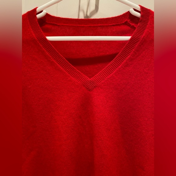 Red v-neck sweater - Picture 2 of 3